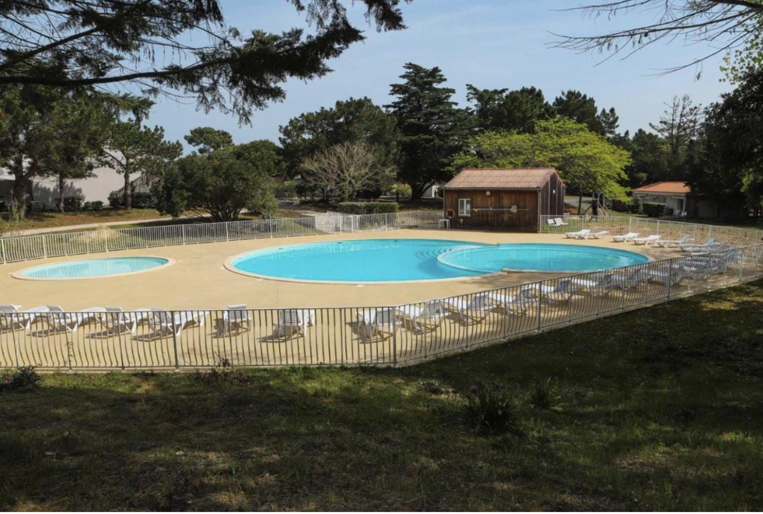 Maisonnette avec piscine intérieure chauffée à 300m de la plage Saint-Georges-d'Oleron Extérieur photo